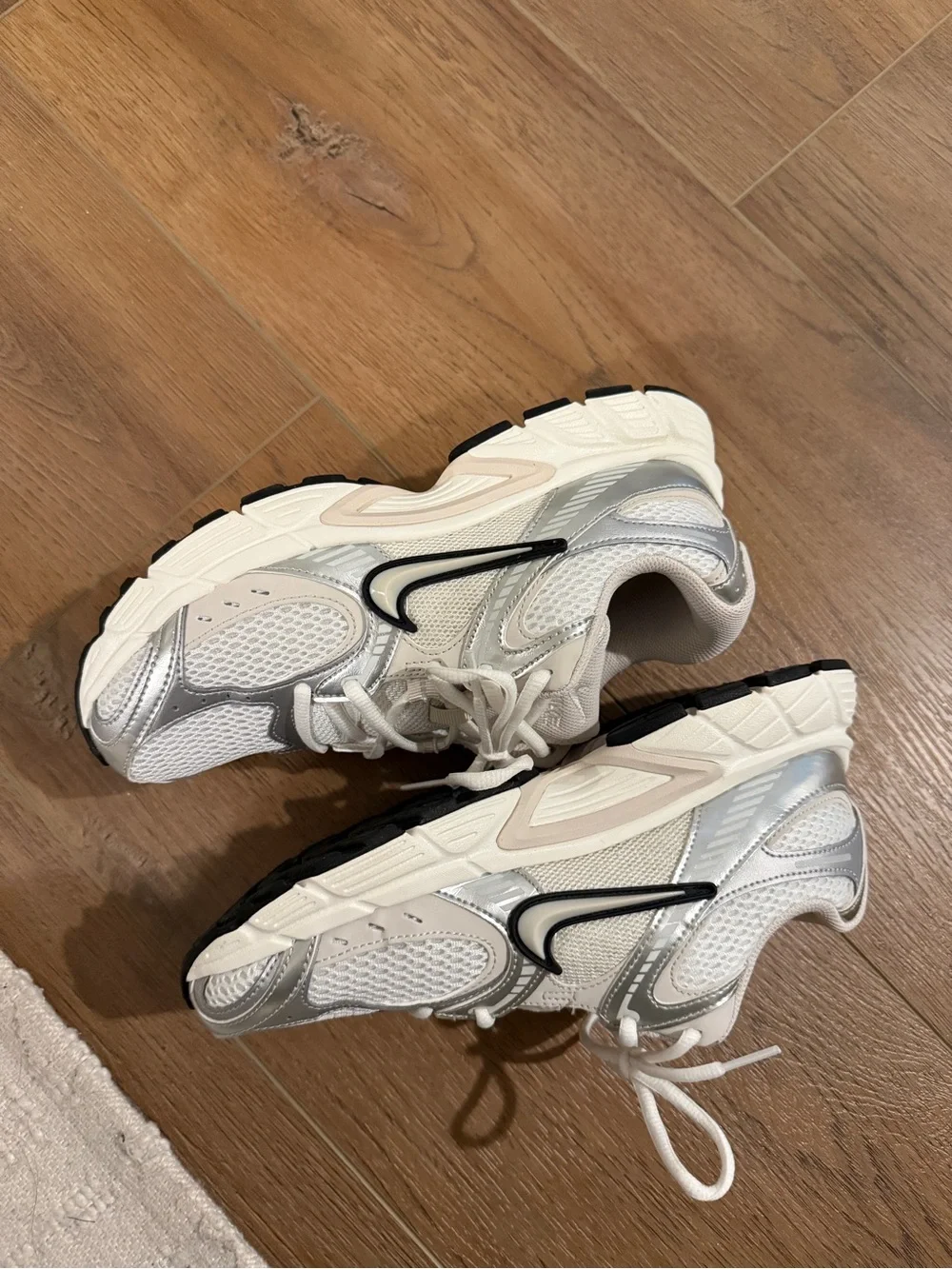 Nike White, Silver & Black Mesh Running Shoes - Picture 4 of 5